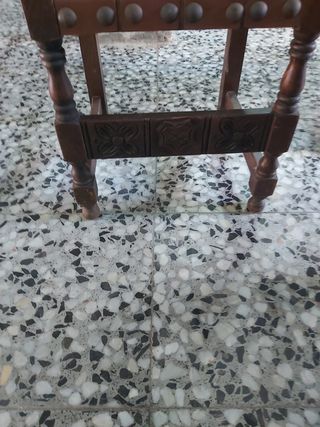 Mesa y sillas de madera