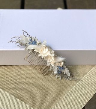 Tocado de flores preservadas