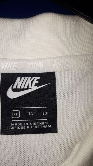 3 Polos nike xl básicos 10 € cada uno.