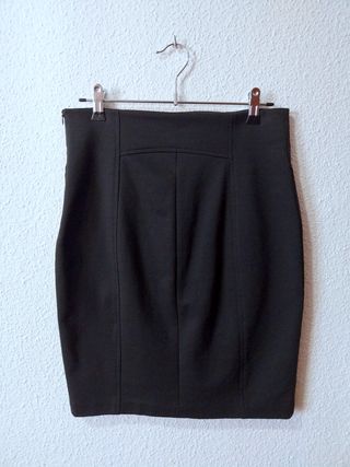 Falda tubo negra, tela gruesa, elástica. Talla M