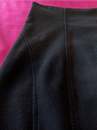 Falda tubo negra, tela gruesa, elástica. Talla M
