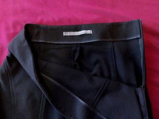 Falda tubo negra, tela gruesa, elástica. Talla M