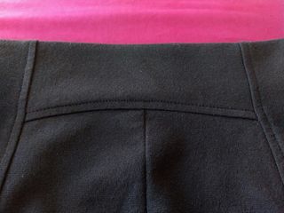 Falda tubo negra, tela gruesa, elástica. Talla M