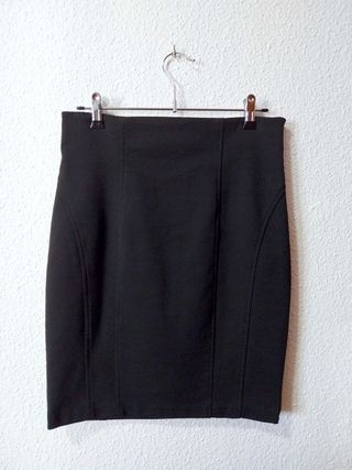 Falda tubo negra, tela gruesa, elástica. Talla M