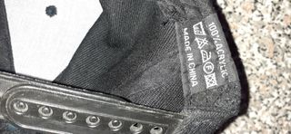 Cappellino  nero con stampa  EK