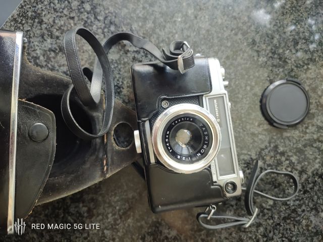 Cámara de fotos antigua yashica