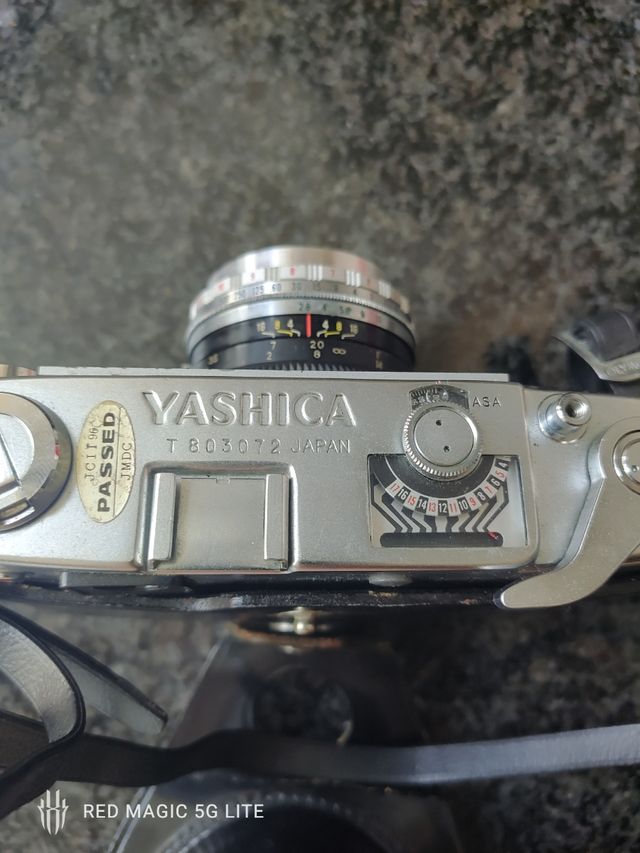 Cámara de fotos antigua yashica
