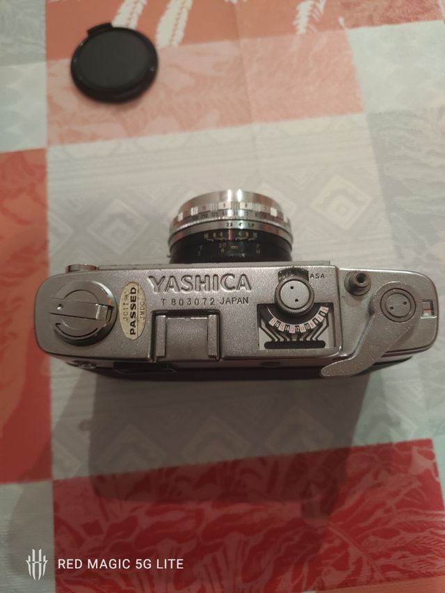 Cámara de fotos antigua yashica