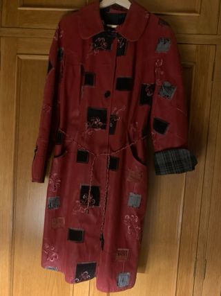 Gabardina de Rosa Casás .Elegancia y versatilidad