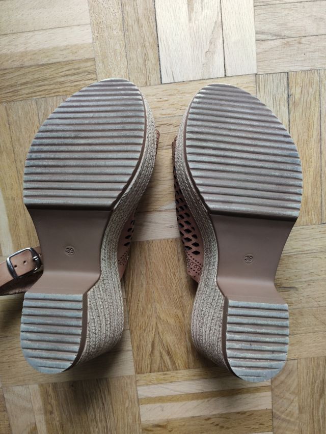 Cuñas de piel y esparto