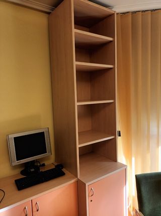 Mueble de oficina con estanterias