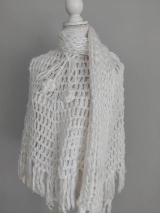 Poncho y bufanda blanca 