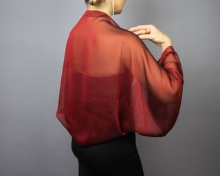 Chal bolero, mangas de chiffon burdeos rojo