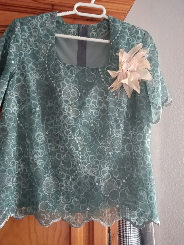 Conjunto falda y blusa  bajo de precio....