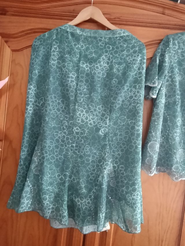 Conjunto falda y blusa  bajo de precio....