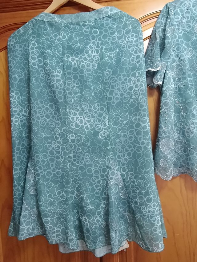 Conjunto falda y blusa  bajo de precio....