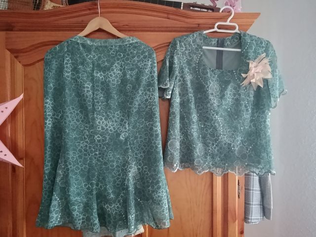 Conjunto falda y blusa  bajo de precio....