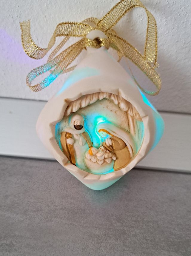 Presepe con luci colorate da appendere