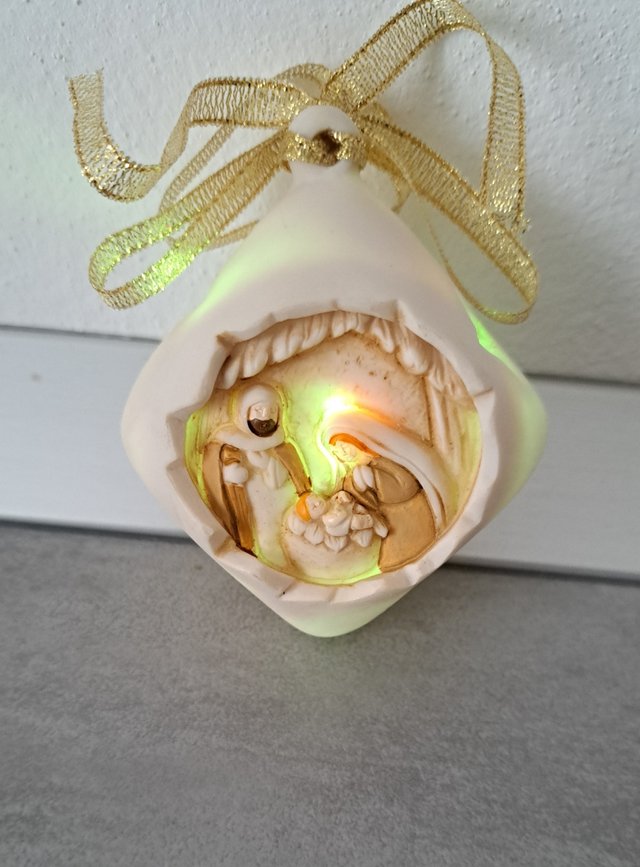 Presepe con luci colorate da appendere