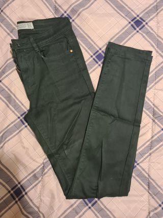 Pantalón largo verde Zara