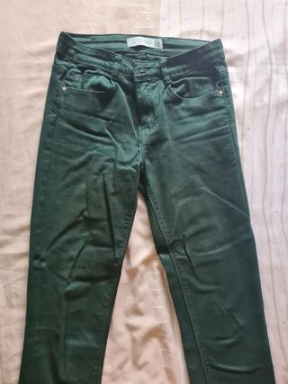 Pantalón largo verde Zara