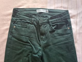 Pantalón largo verde Zara
