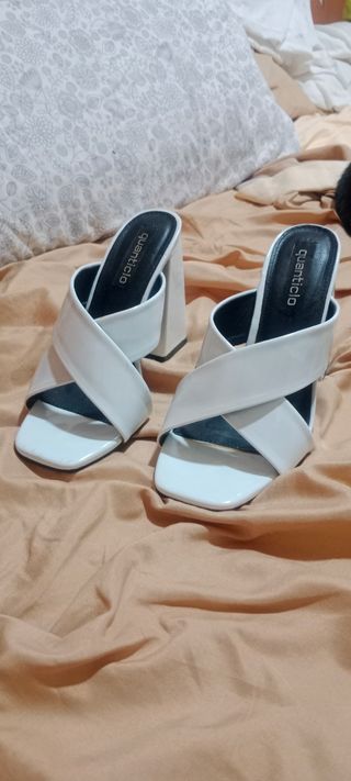 Sandalias cruzadas blancas