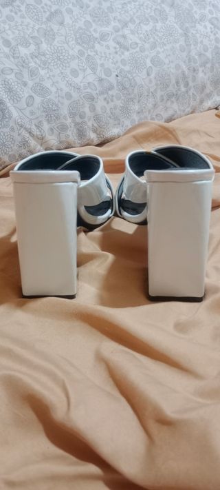Sandalias cruzadas blancas