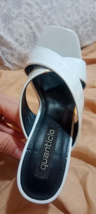 Sandalias cruzadas blancas