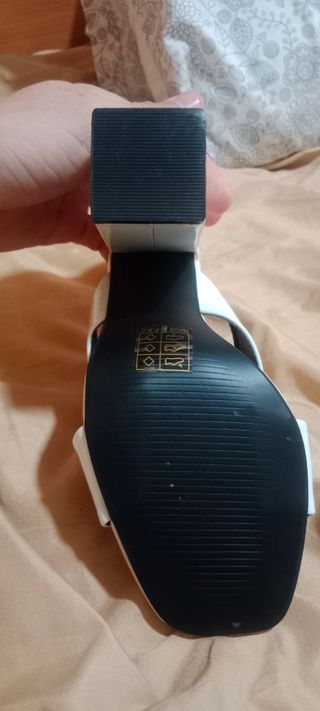 Sandalias cruzadas blancas