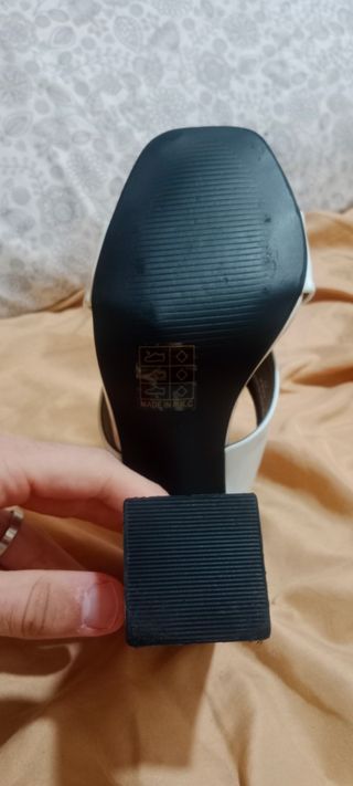 Sandalias cruzadas blancas