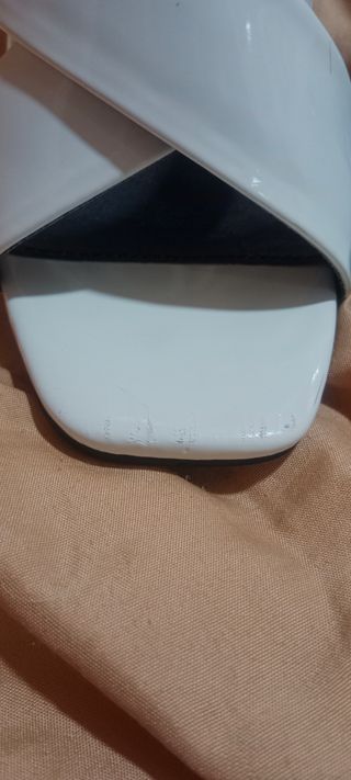 Sandalias cruzadas blancas
