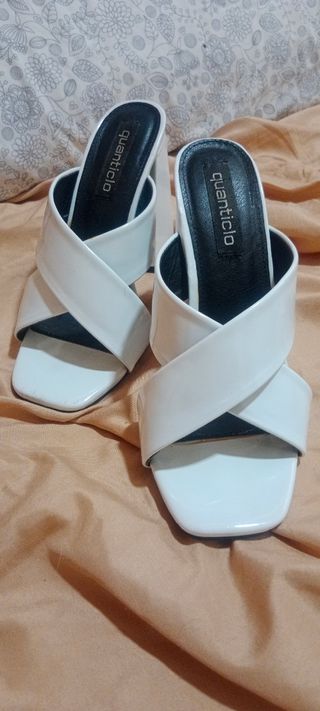 Sandalias cruzadas blancas
