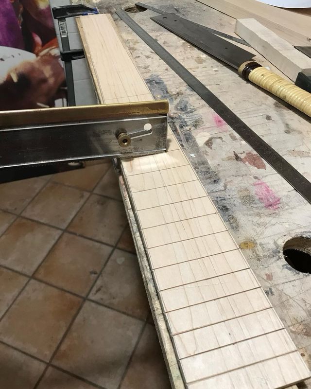 Basso 5 corde artigianale fatto a mano