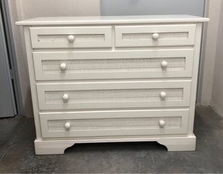 Habitacion: 2 cabeceros, 1 comoda y 2 mesitas