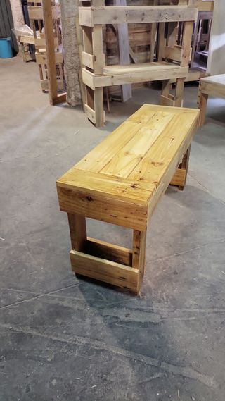 Banco de madera estilo rustico sostenible.