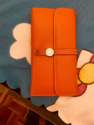 Cartera de cuero marron y de conejos blanco