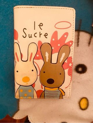 Cartera de cuero marron y de conejos blanco