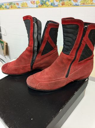 Botín rojo mujer