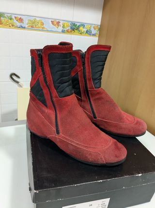 Botín rojo mujer