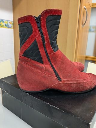 Botín rojo mujer