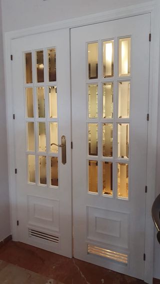 Puertas de madera maciza lacadas en blanco