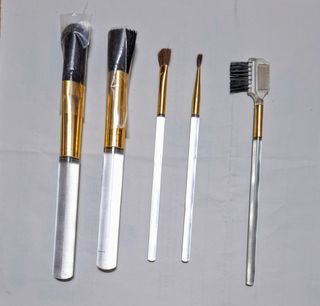 JUEGOS DE PINCELES DE MAQUILLAJE Y LAPICES DE OJOS