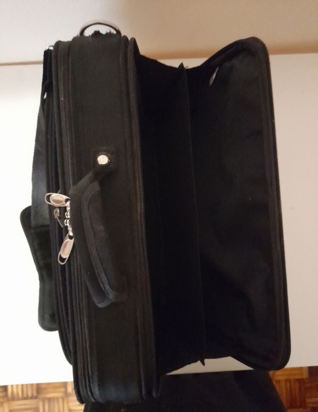 Maletin ordenador y documentos 