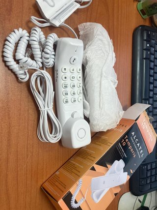 Teléfono sobre mesa nuevo