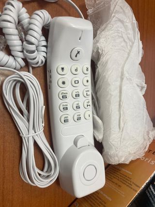 Teléfono sobre mesa nuevo