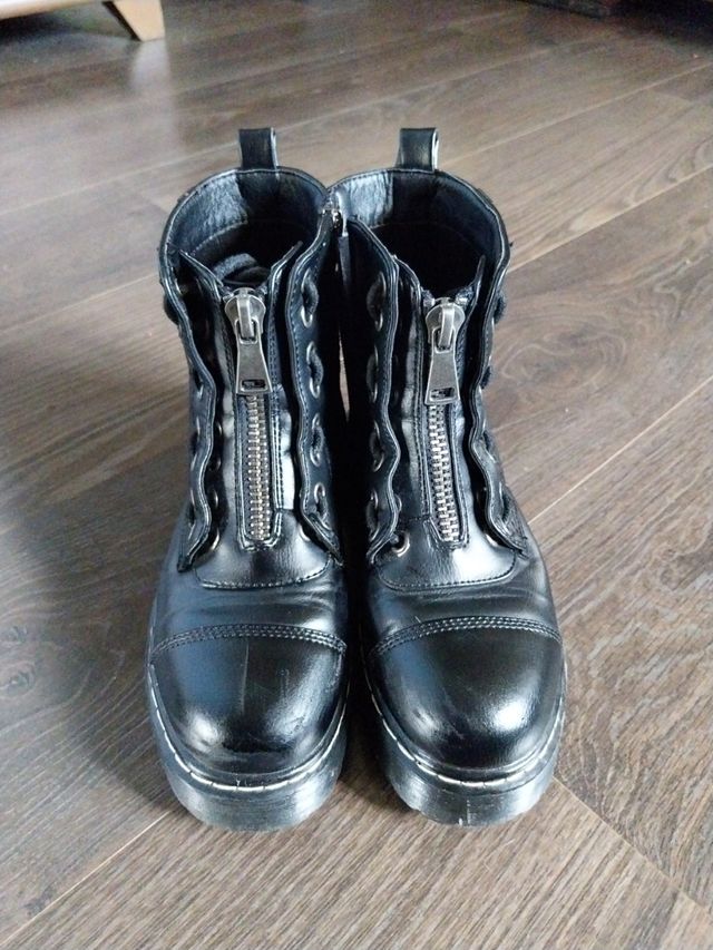 Botas negras plataforma y cordones