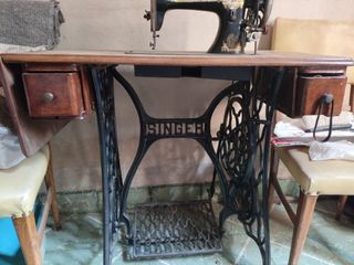 Máquina de coser Singer con mesa
