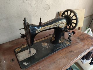 Máquina de coser Singer con mesa