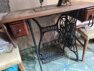 Máquina de coser Singer con mesa
